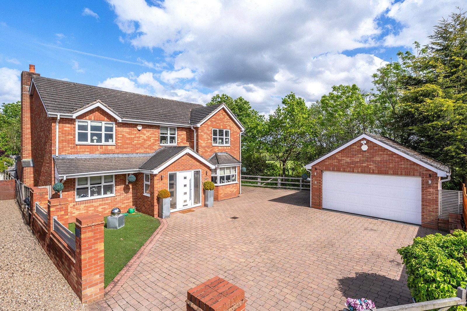 Rosewood Gardens, Essington, Wolverhampton, WV11 - DB Roberts