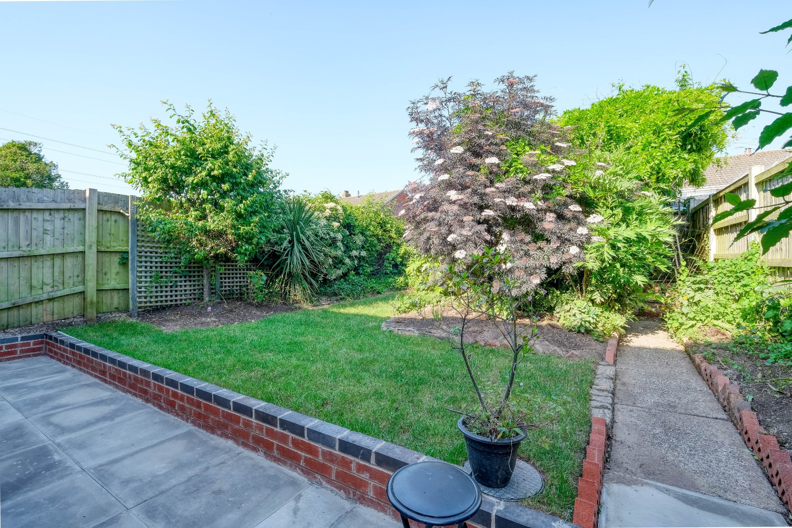 Elmhurst Close, Coven, Wolverhampton, WV9 - DB Roberts