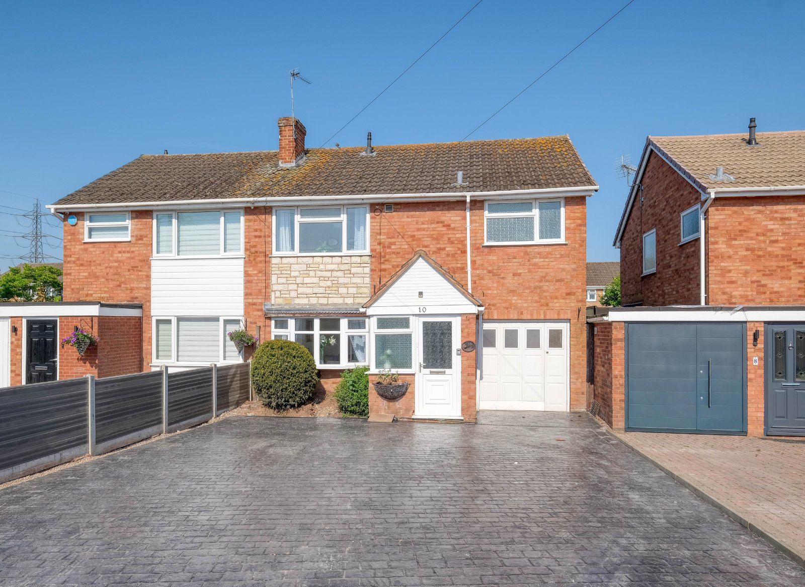 Elmhurst Close, Coven, Wolverhampton, WV9 - DB Roberts