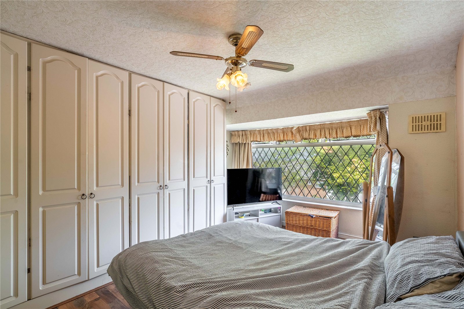 Camberley Crescent, Ettingshall, Wolverhampton, WV4 - DB Roberts