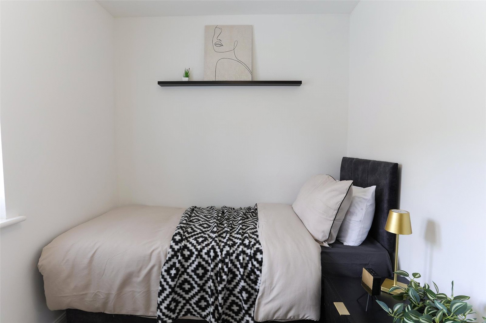 Brookes Avenue, Newdale, Telford, TF3 - DB Roberts